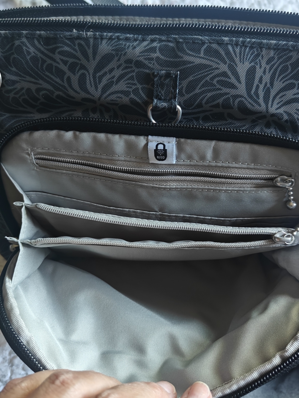 Baggallini Black Gray Floral Travel Pouch
Securtex Anti-Theft Memento Crossbody - Picture 4 of 11